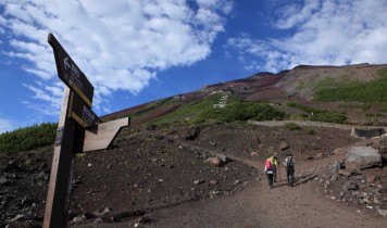 2024吉田ルート【定番人気】富士山八合目以上の山小屋確約！ガイド同行・入浴＆昼食付(ST)