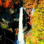 華厳の滝と紅葉