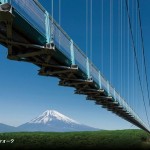 富士を臨む吊橋でスカイウォーク