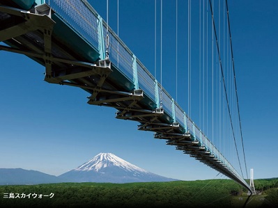 富士を臨む吊橋でスカイウォーク